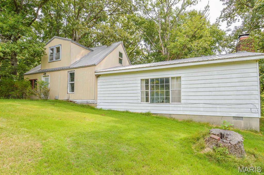 3048 Selmaville RD, Salem, IL 62881