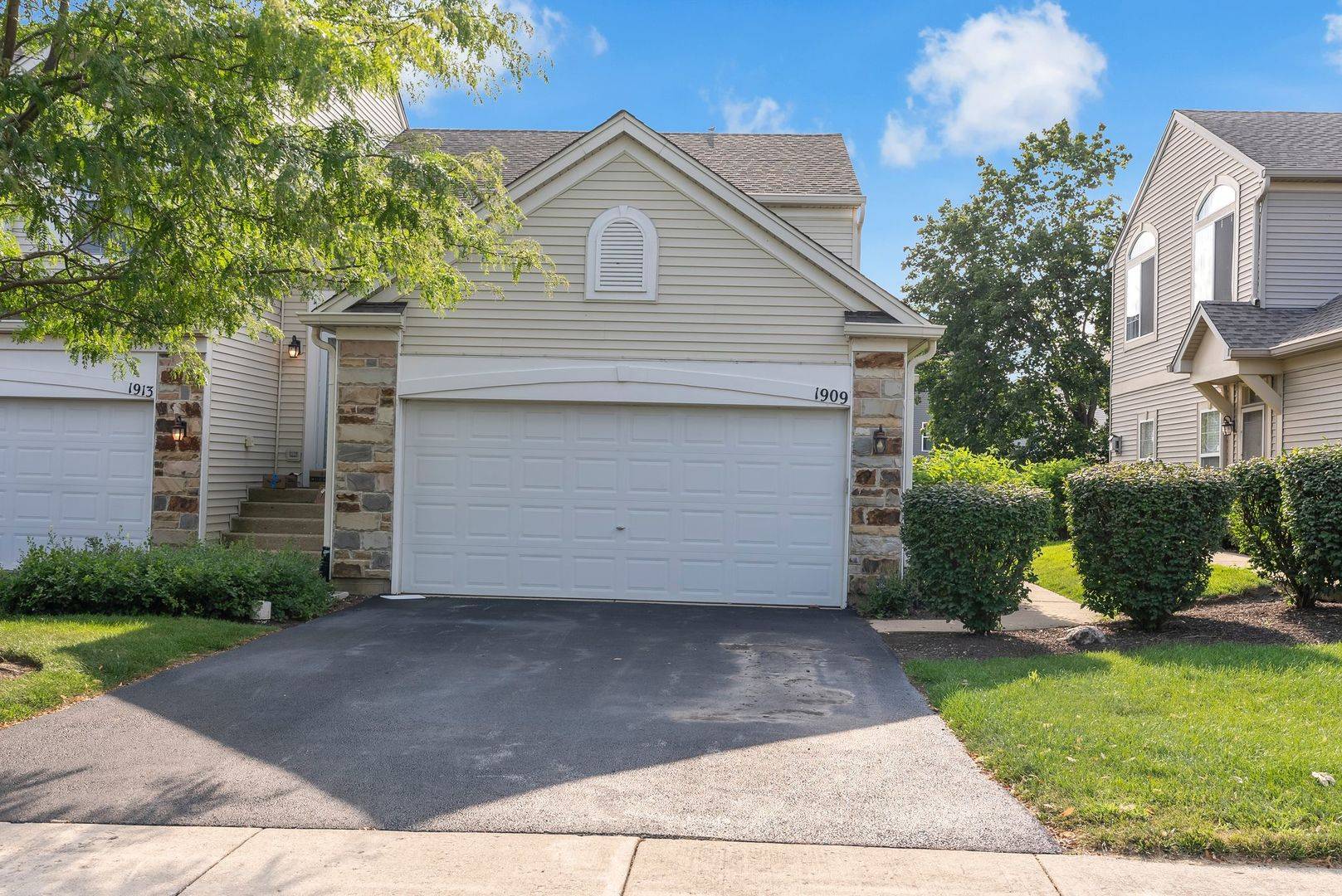 1909 Misty Ridge LN #1909, Aurora, IL 60503