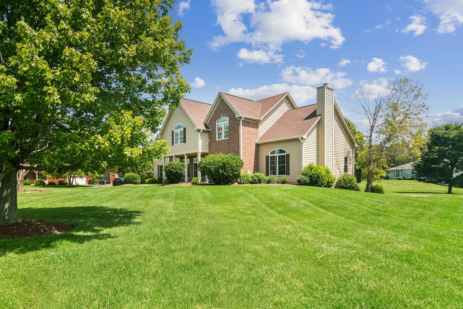 175 Clover Hill LN, North Barrington, IL 60010