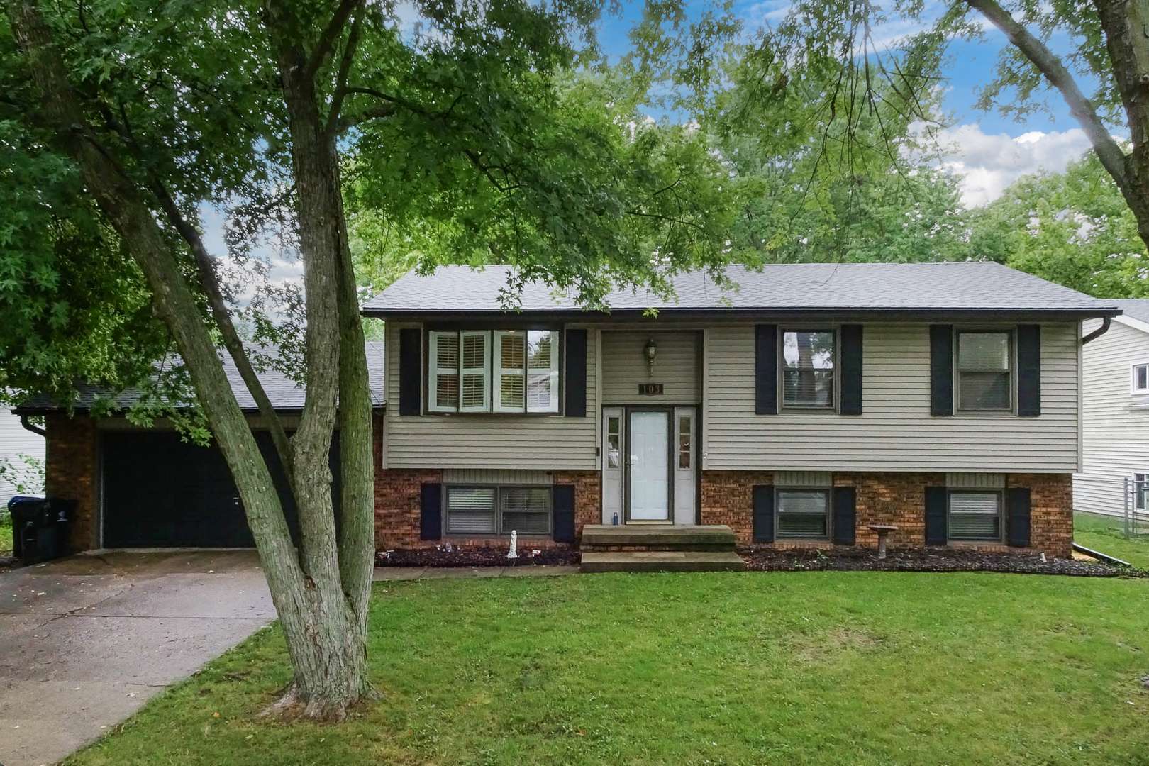 103 N Bayberry CT, Bloomington, IL 61704