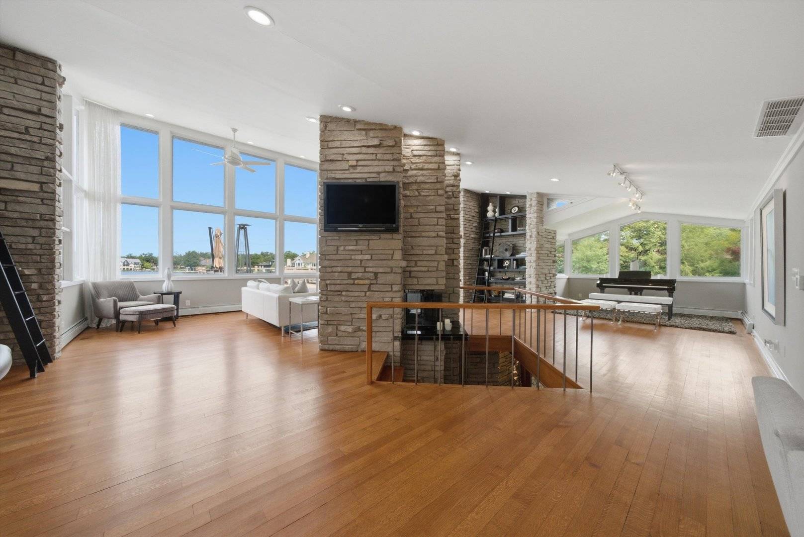 130 N Dee RD, Park Ridge, IL 60068