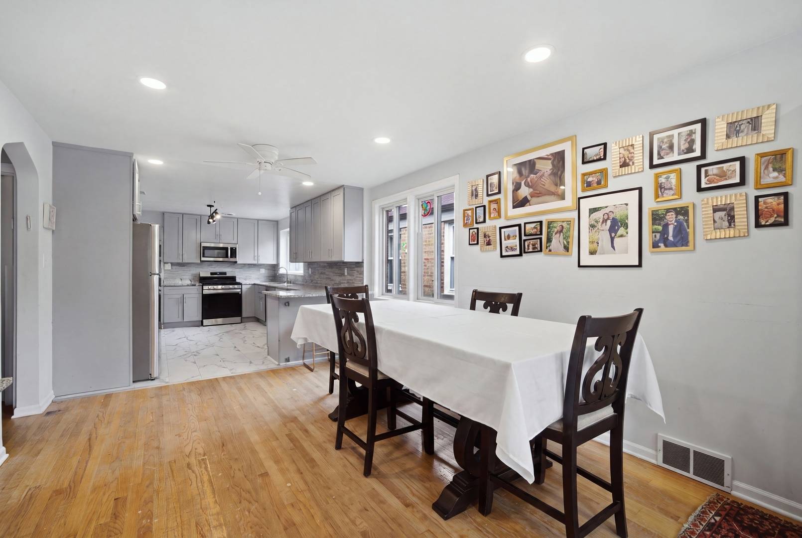 6730 N Whipple ST, Chicago, IL 60645