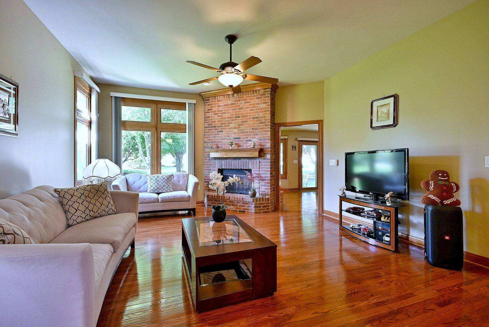 712 Brighton DR, Sugar Grove, IL 60554