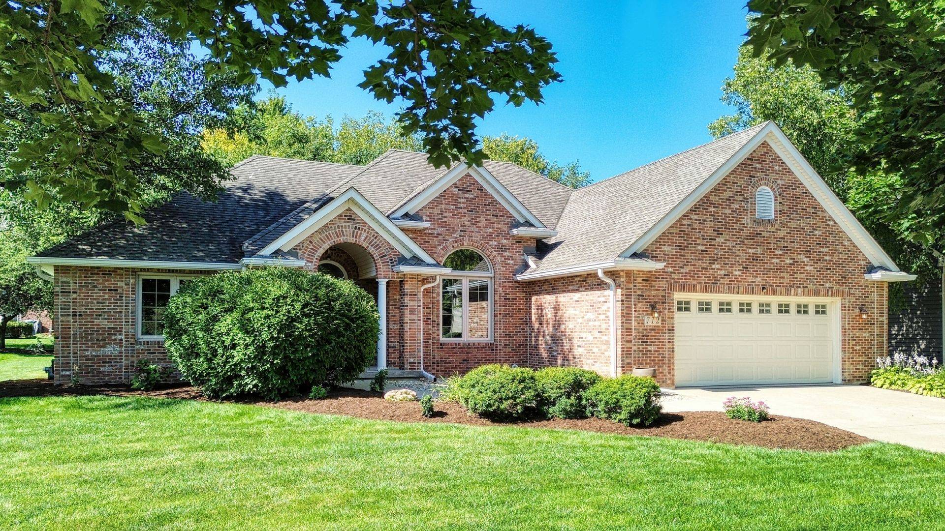 712 Brighton DR, Sugar Grove, IL 60554