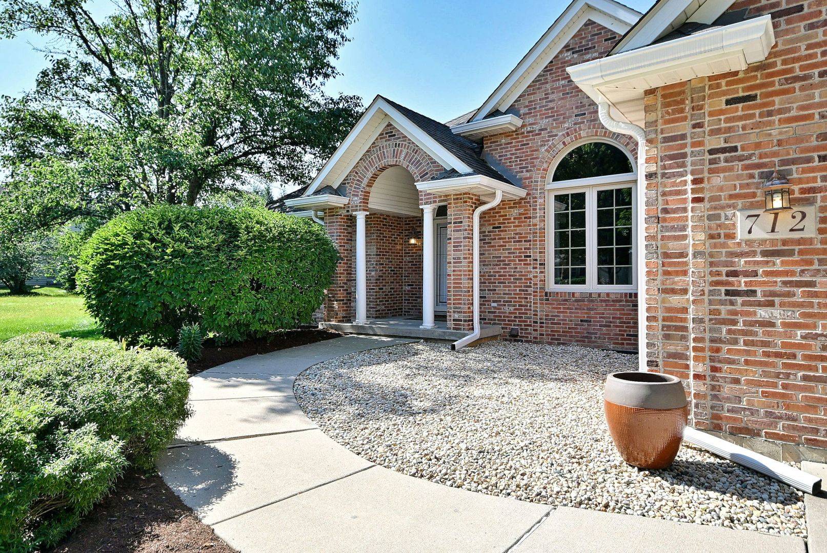 712 Brighton DR, Sugar Grove, IL 60554