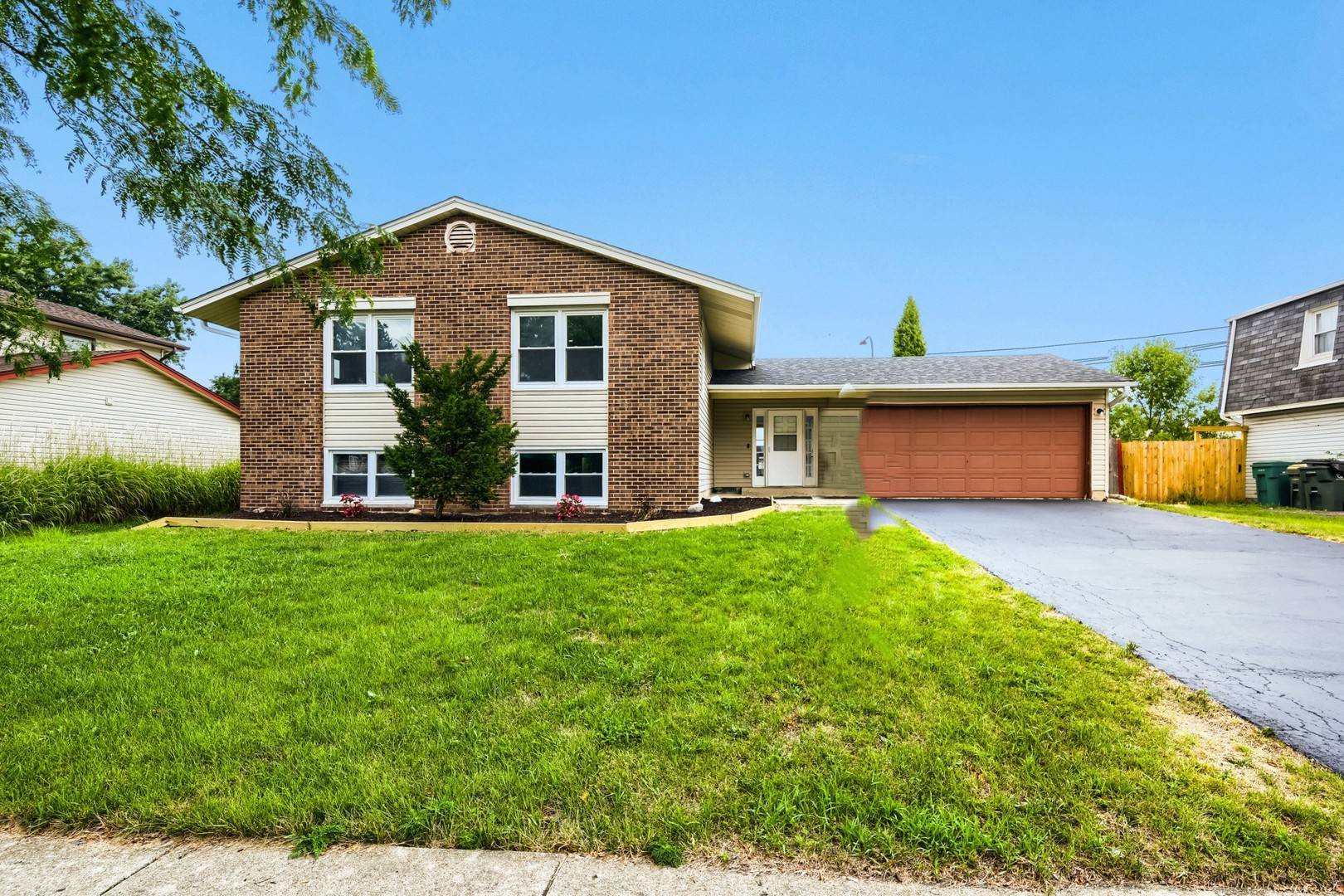 1465 William Clifford LN, Elk Grove Village, IL 60007