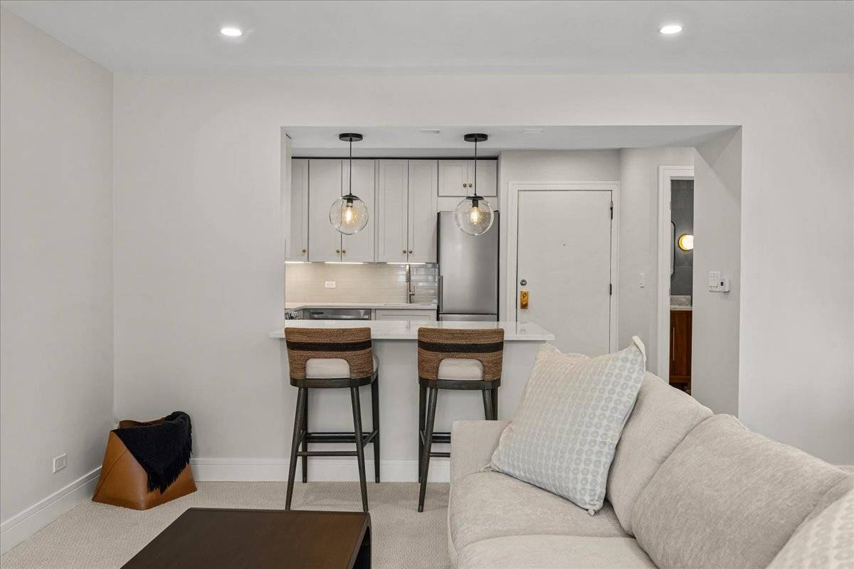 1900 Wilmette AVE #2F, Wilmette, IL 60091