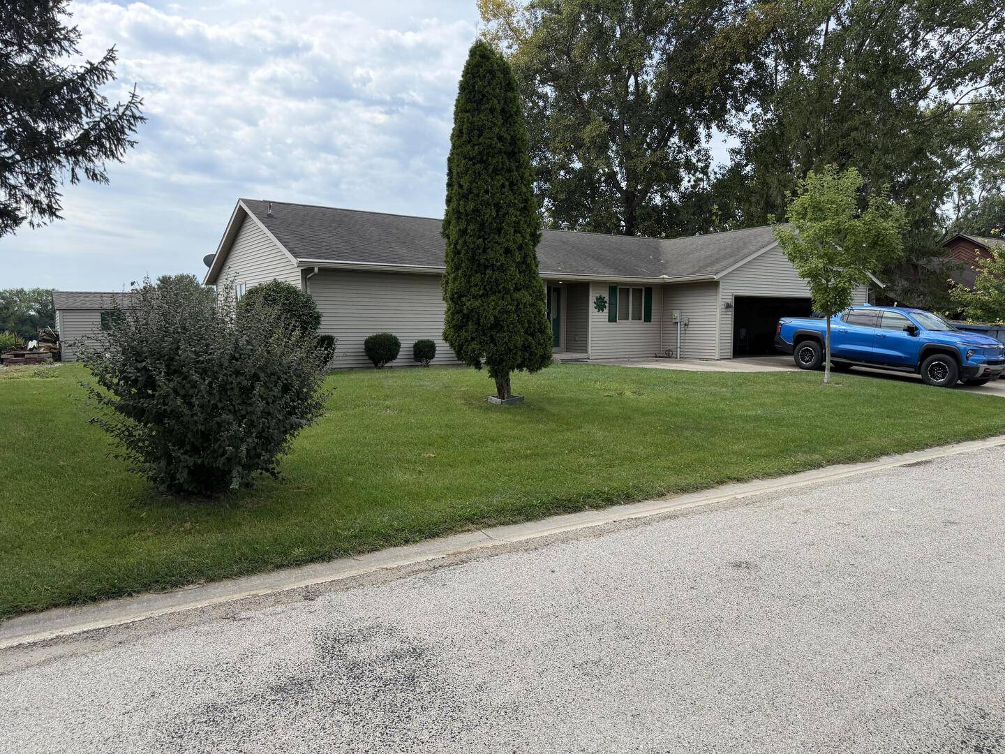 29 Shoreline DR, Mansfield, IL 61854