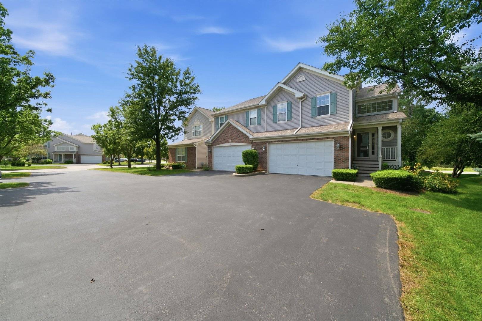 24 Stonegate LN, Streamwood, IL 60107