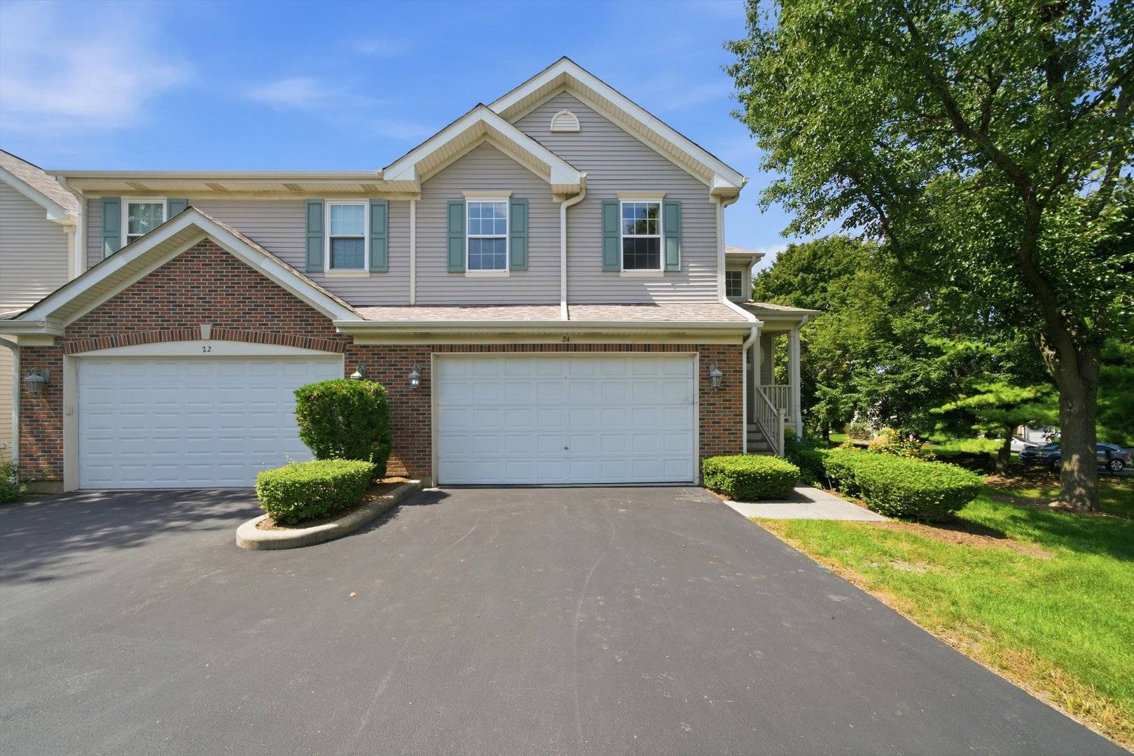 24 Stonegate LN, Streamwood, IL 60107