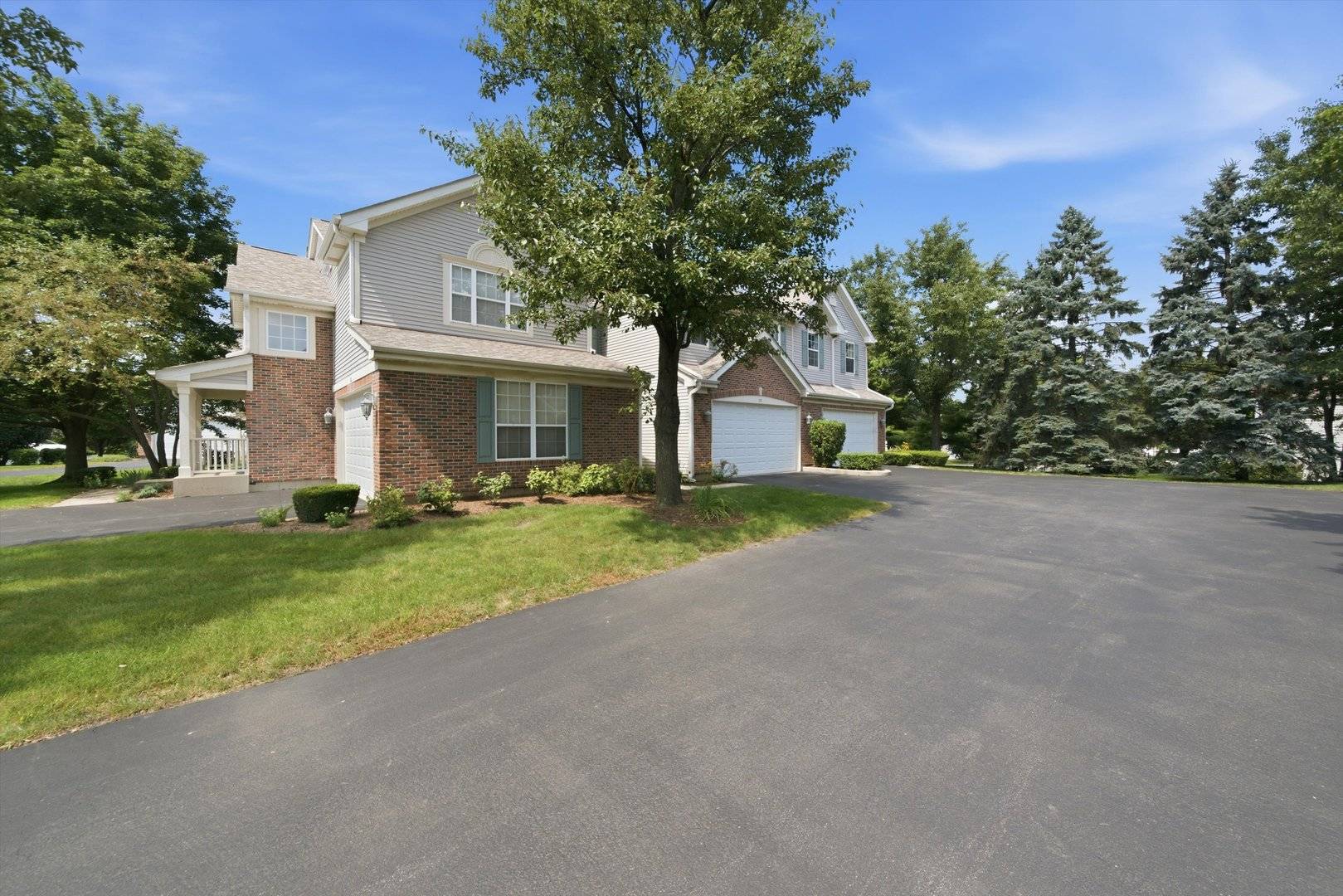 24 Stonegate LN, Streamwood, IL 60107