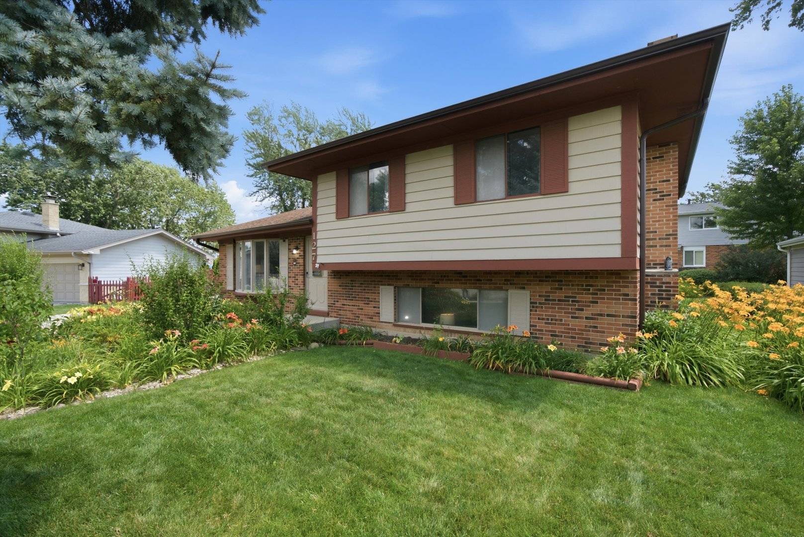 127 Barrett LN, Schaumburg, IL 60193