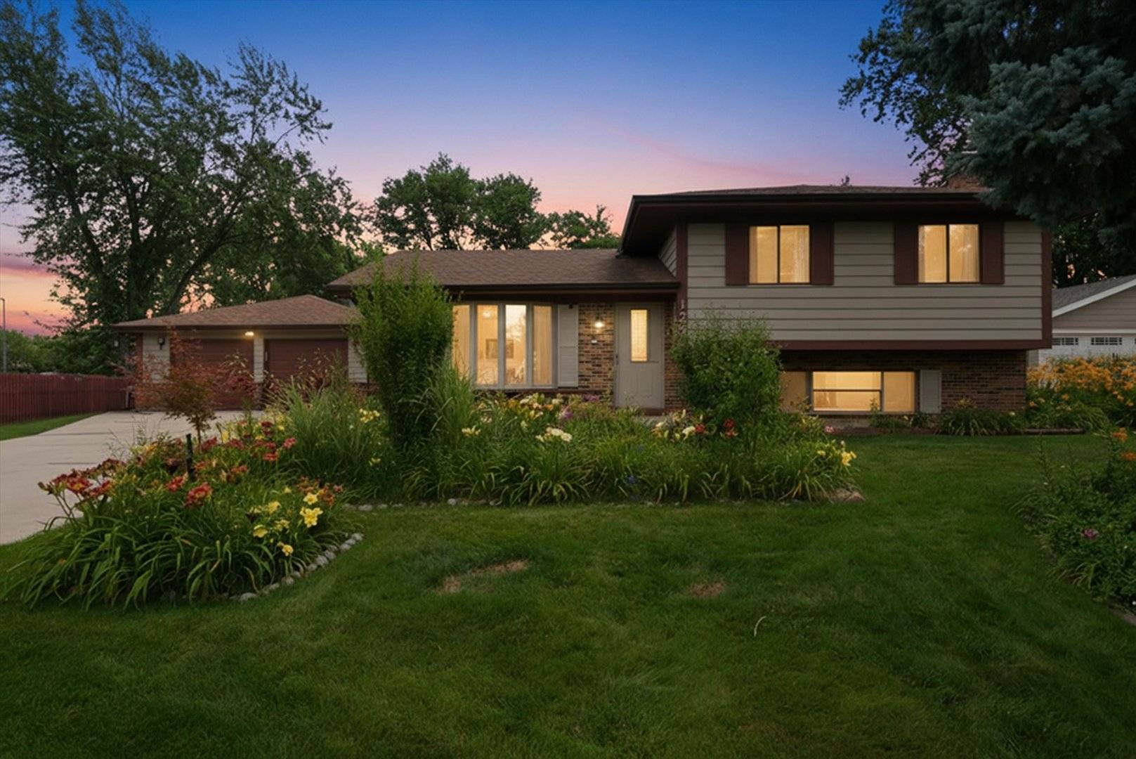 127 Barrett LN, Schaumburg, IL 60193