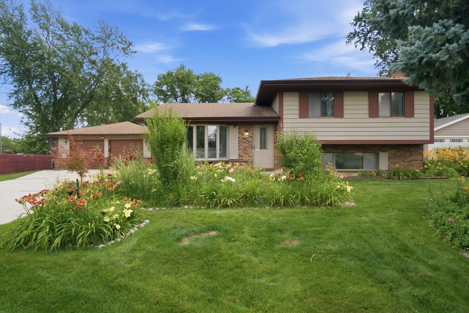 127 Barrett LN, Schaumburg, IL 60193