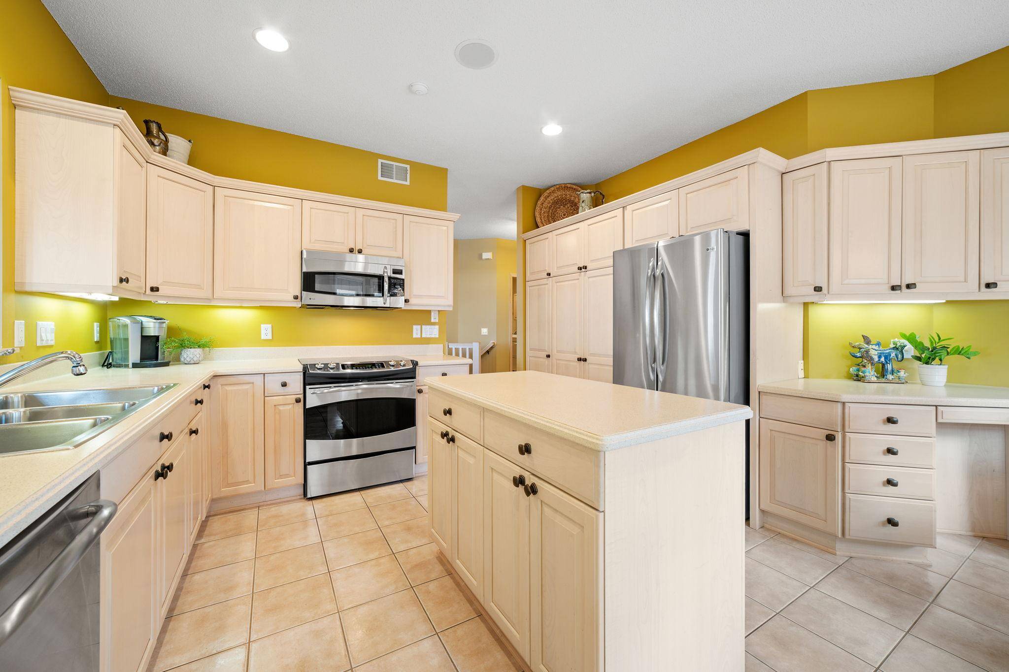 724 Widsten CIR, Wayzata, MN 55391