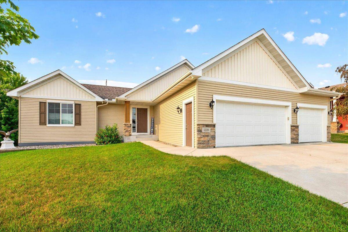 1226 Olivia ST SE, New Prague, MN 56071