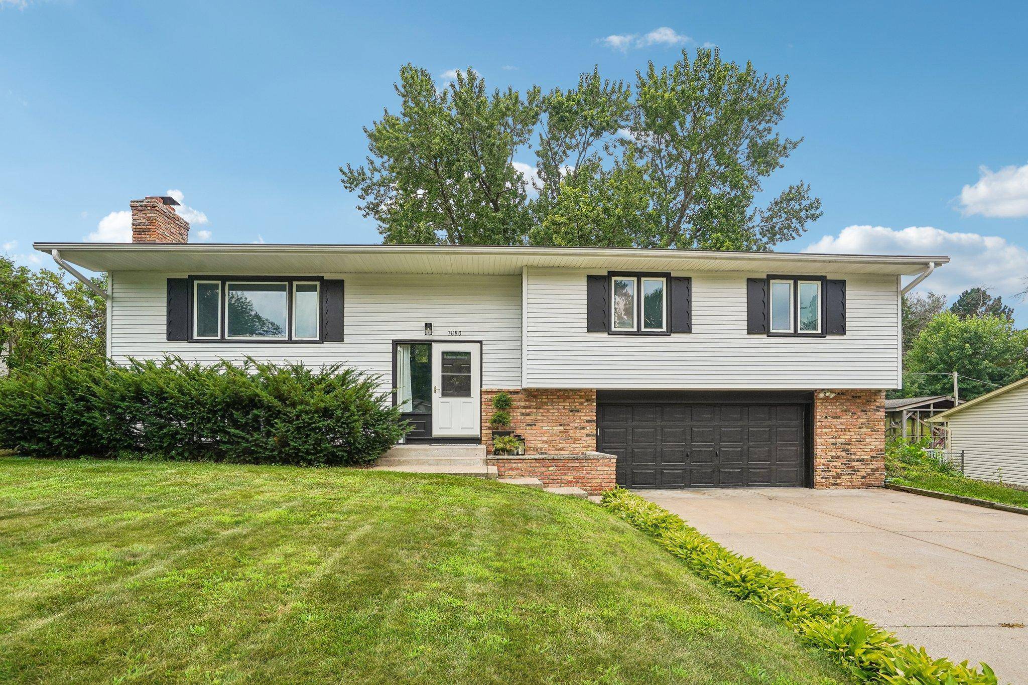 1880 Gold TRL, Eagan, MN 55122