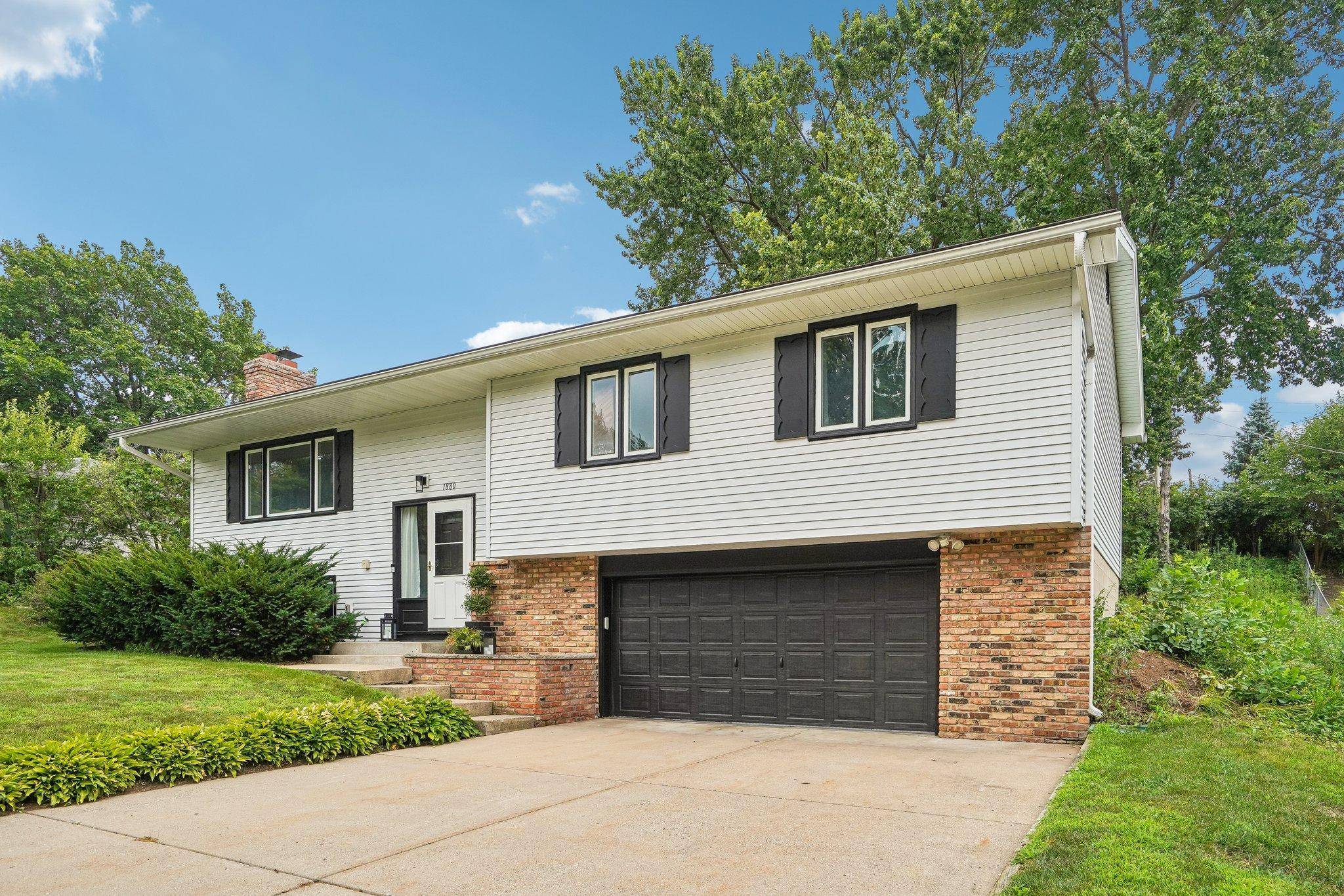1880 Gold TRL, Eagan, MN 55122