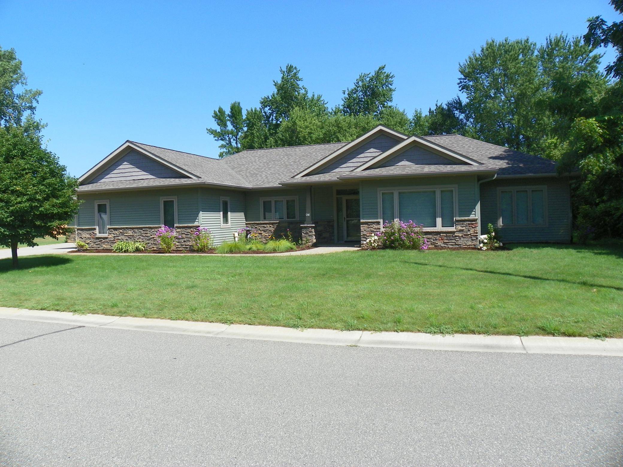 471 Coleman AVE E, Eden Valley, MN 55329