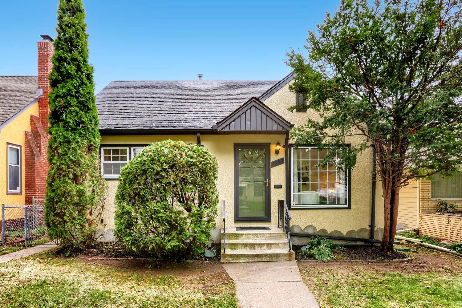 1882 Hawthorne AVE E, Saint Paul, MN 55119