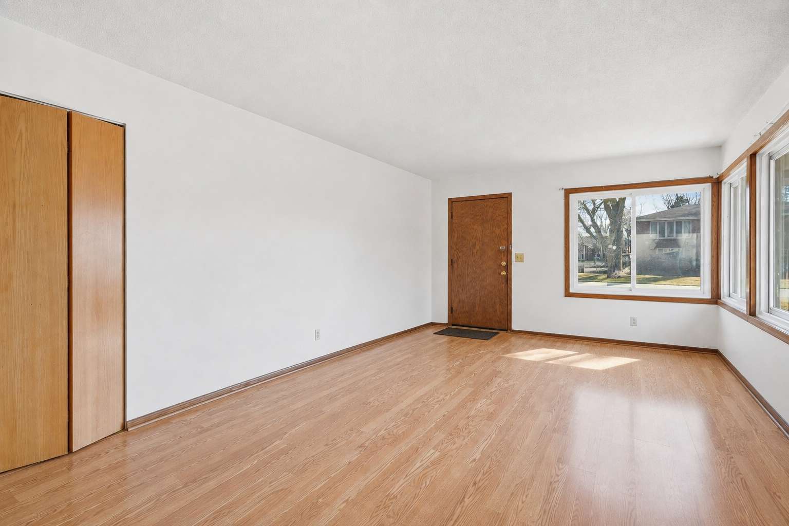 1561 Clarence ST, Saint Paul, MN 55106