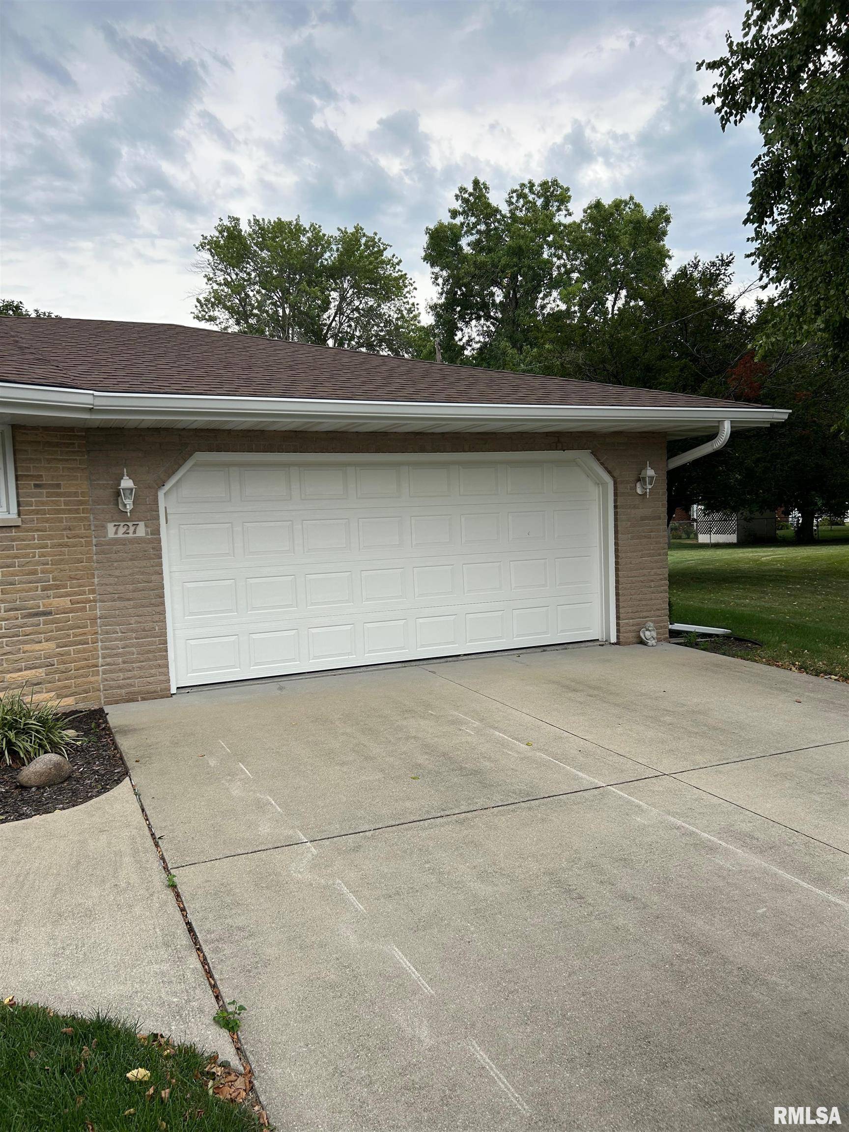 727 SAMUEL CT, Taylorville, IL 62568