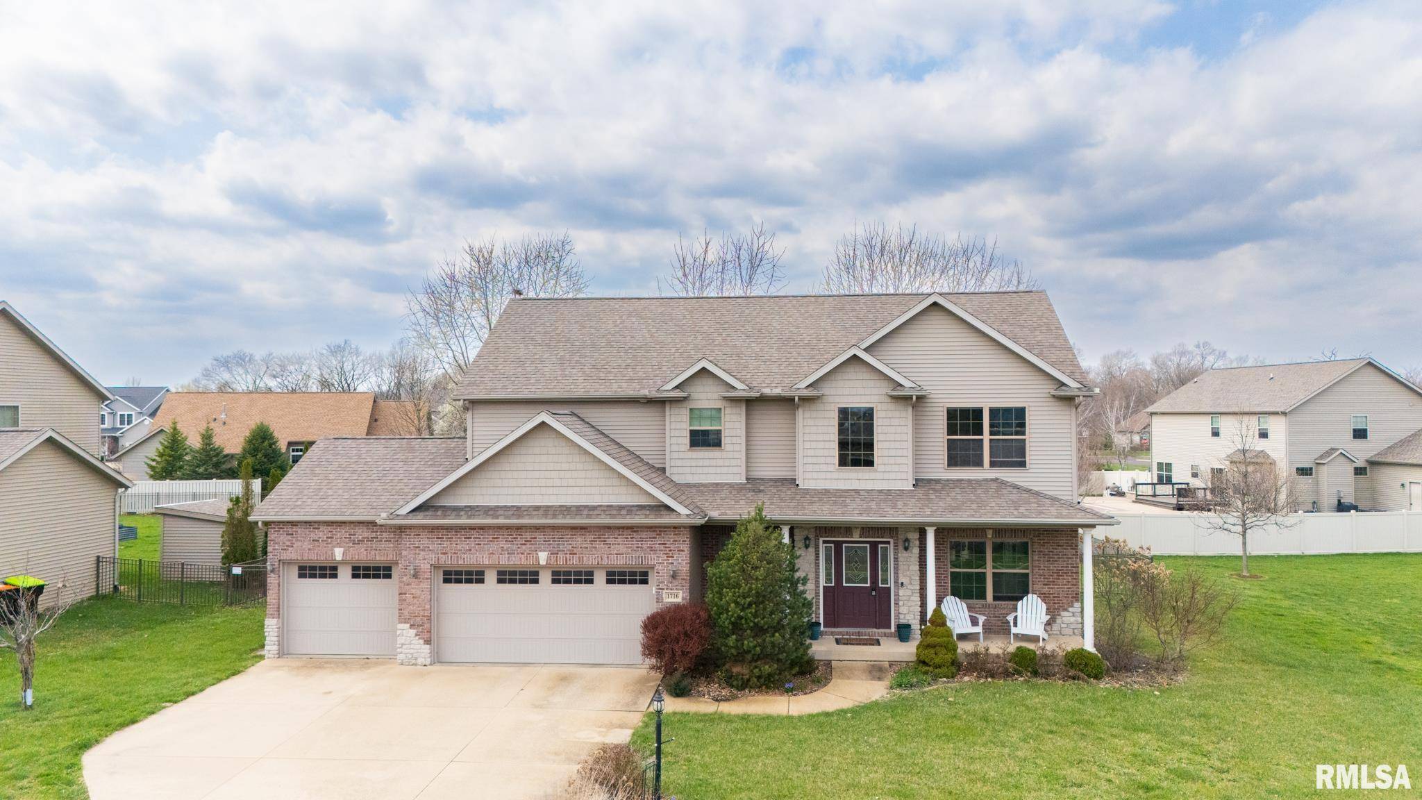 1716 RUSTIC OAK DR, Washington, IL 61571