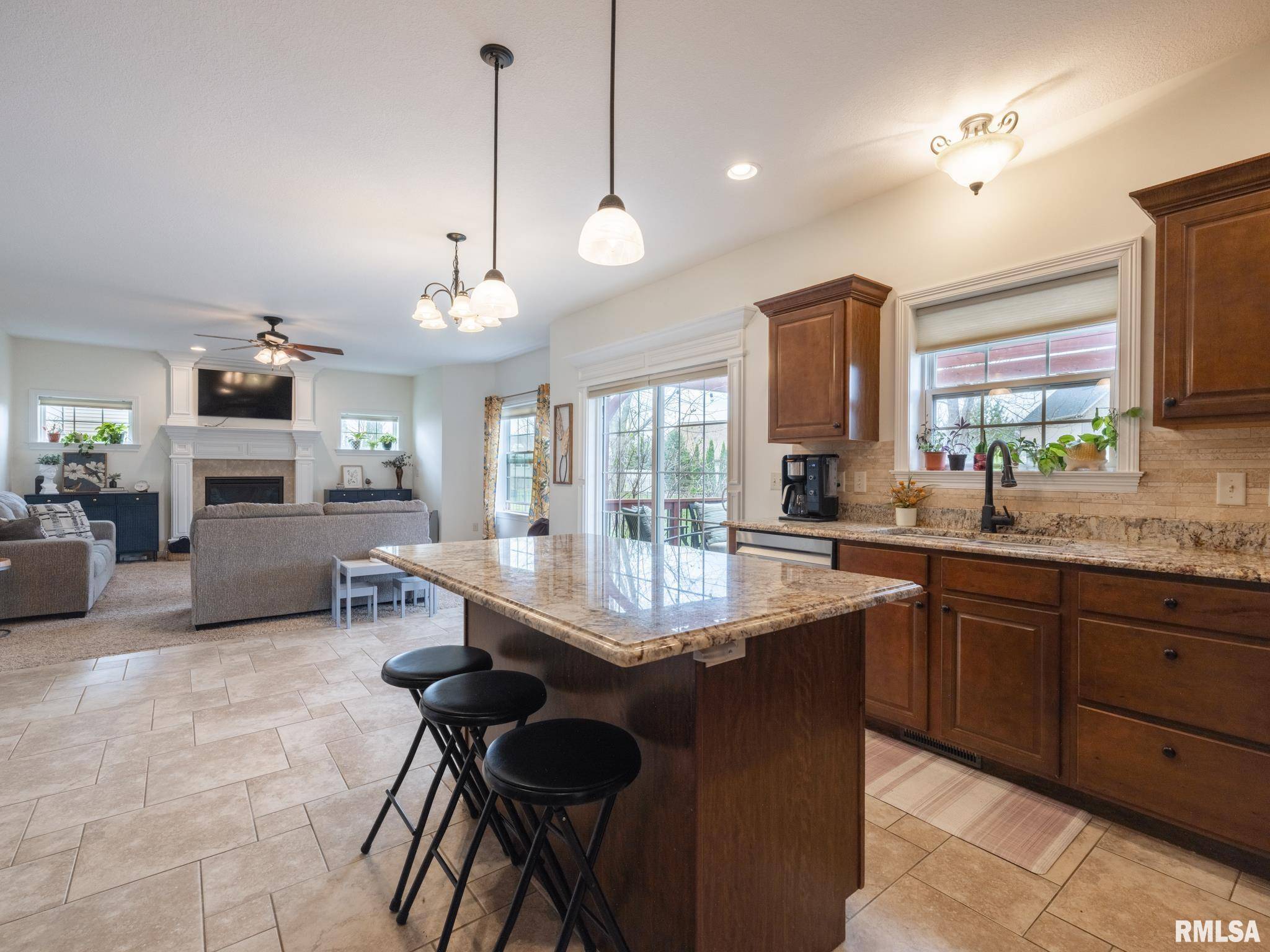 1716 RUSTIC OAK DR, Washington, IL 61571