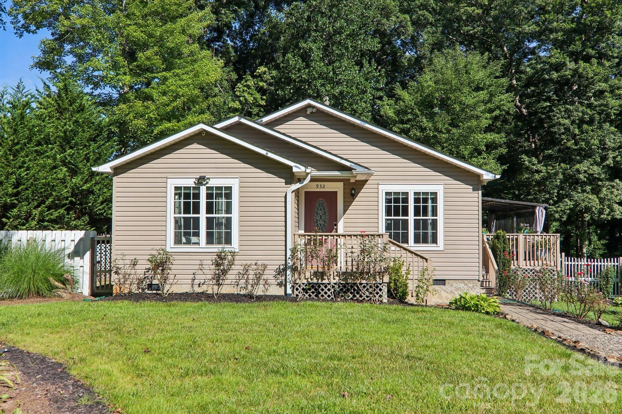 932 Monte Vista RD, Candler, NC 28715