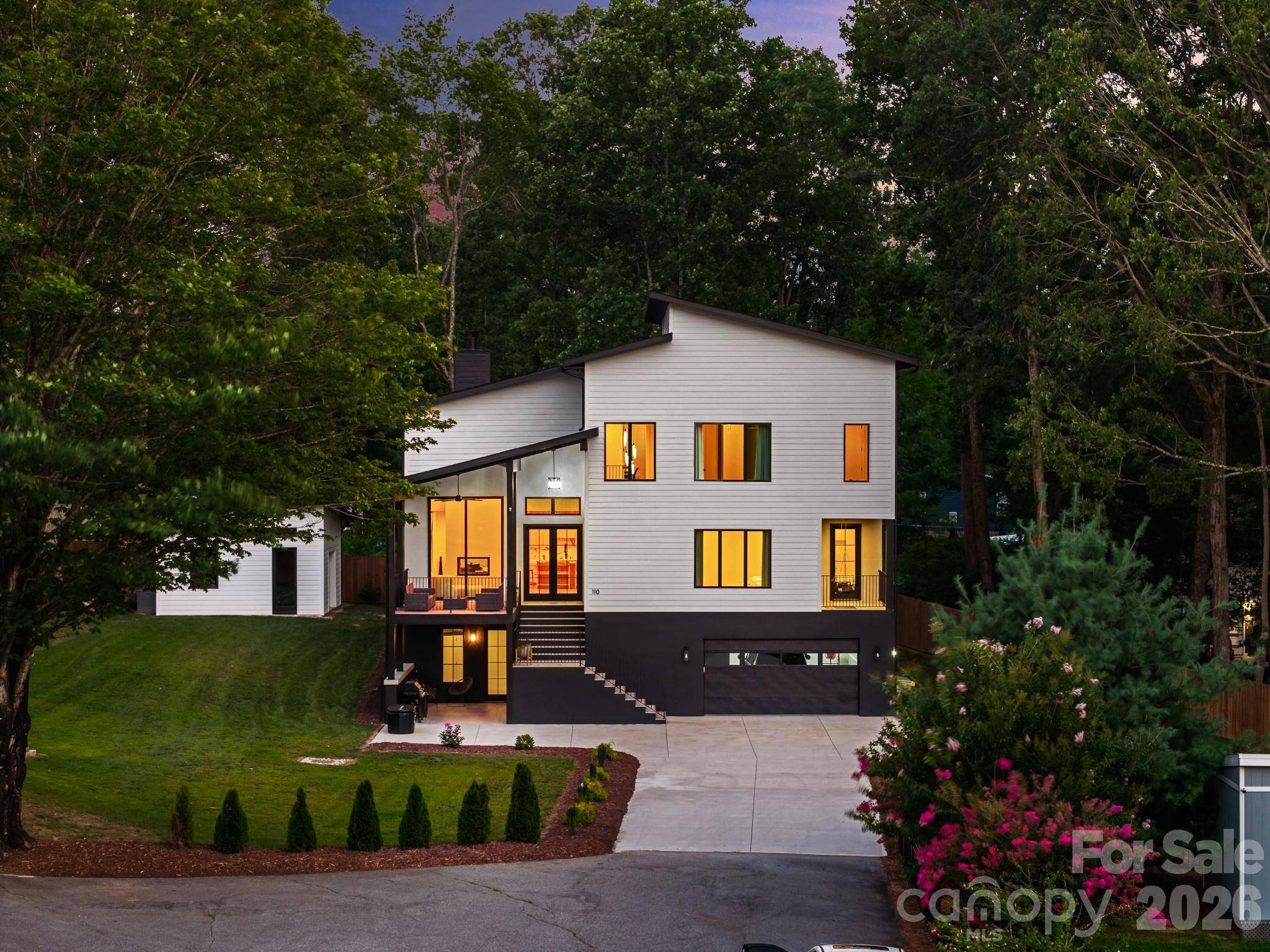 52 Klimovych RD, Hendersonville, NC 28792