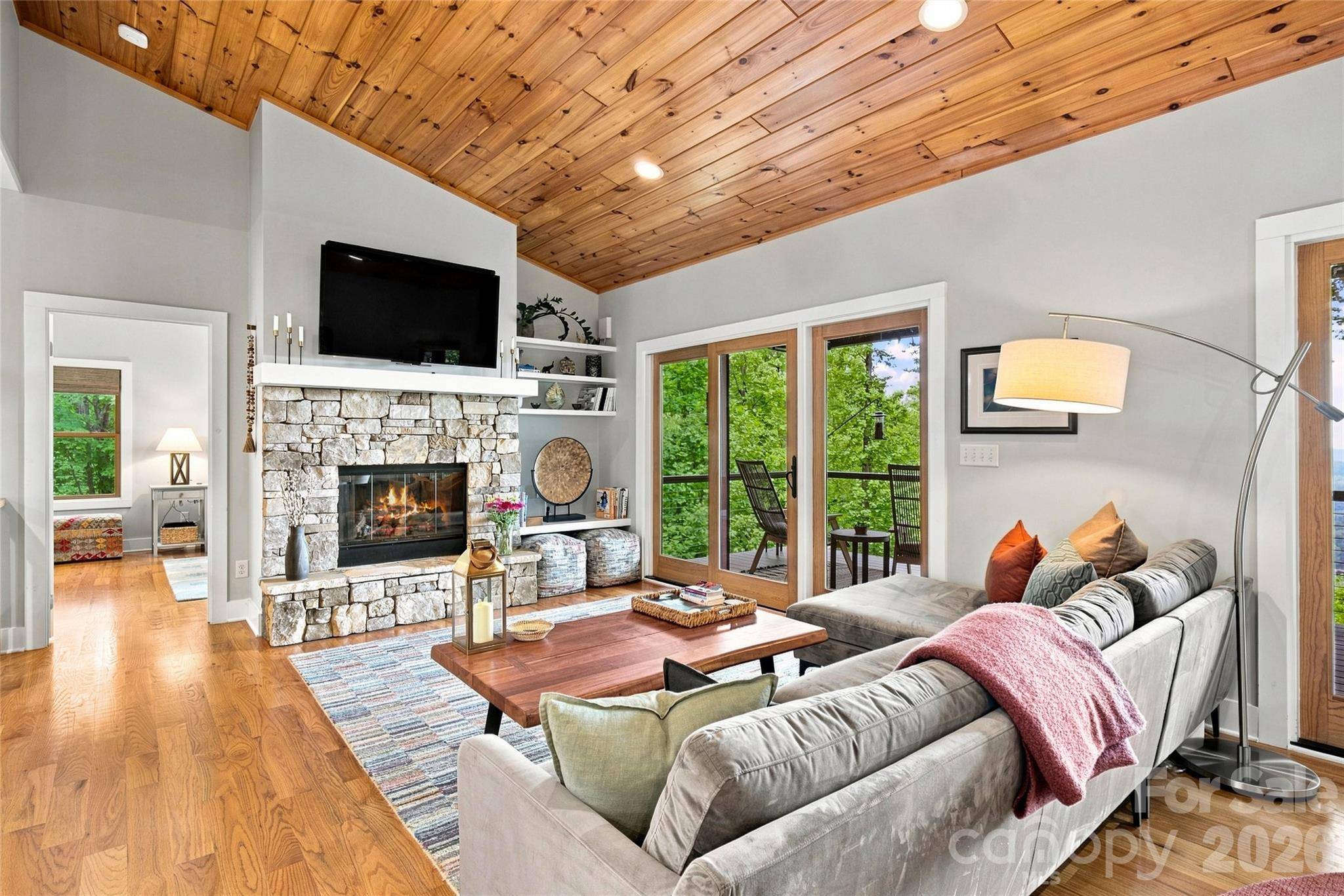 600 Tanglewood LN, Saluda, NC 28773