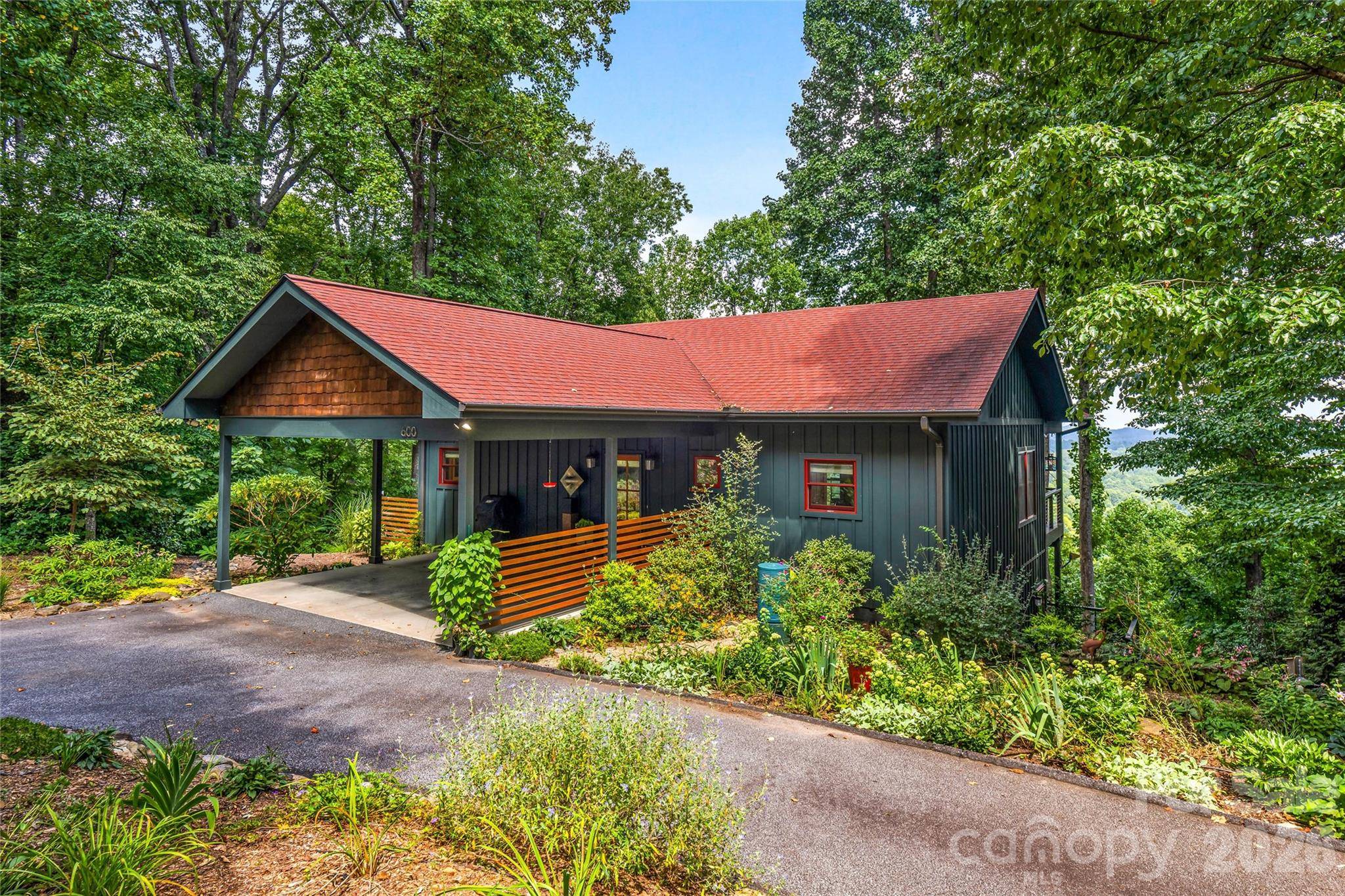 600 Tanglewood LN, Saluda, NC 28773