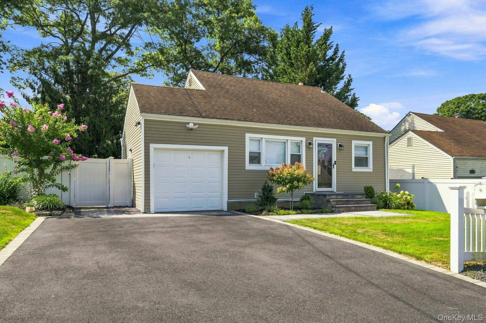 80 E 20th ST, Huntington Station, NY 11746