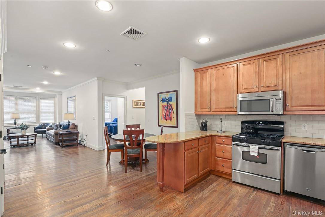 10 School ST #2R, Rye, NY 10580