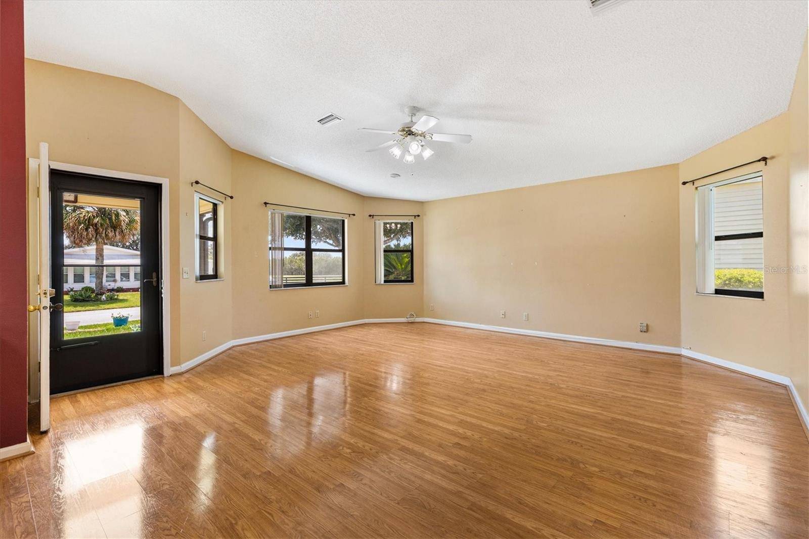 1532 E SCHWARTZ BLVD, Lady Lake, FL 32159