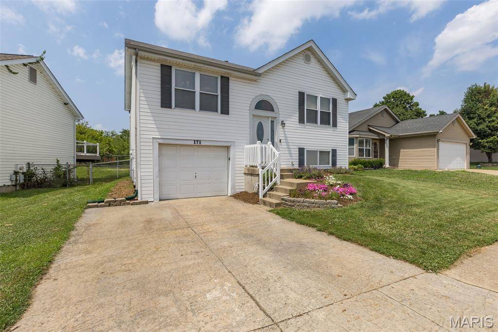 171 Kunze DR, St Charles, MO 63303