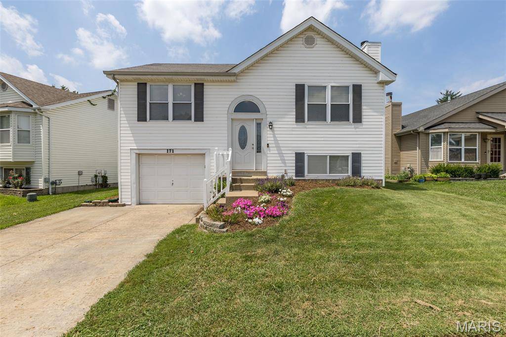 171 Kunze DR, St Charles, MO 63303