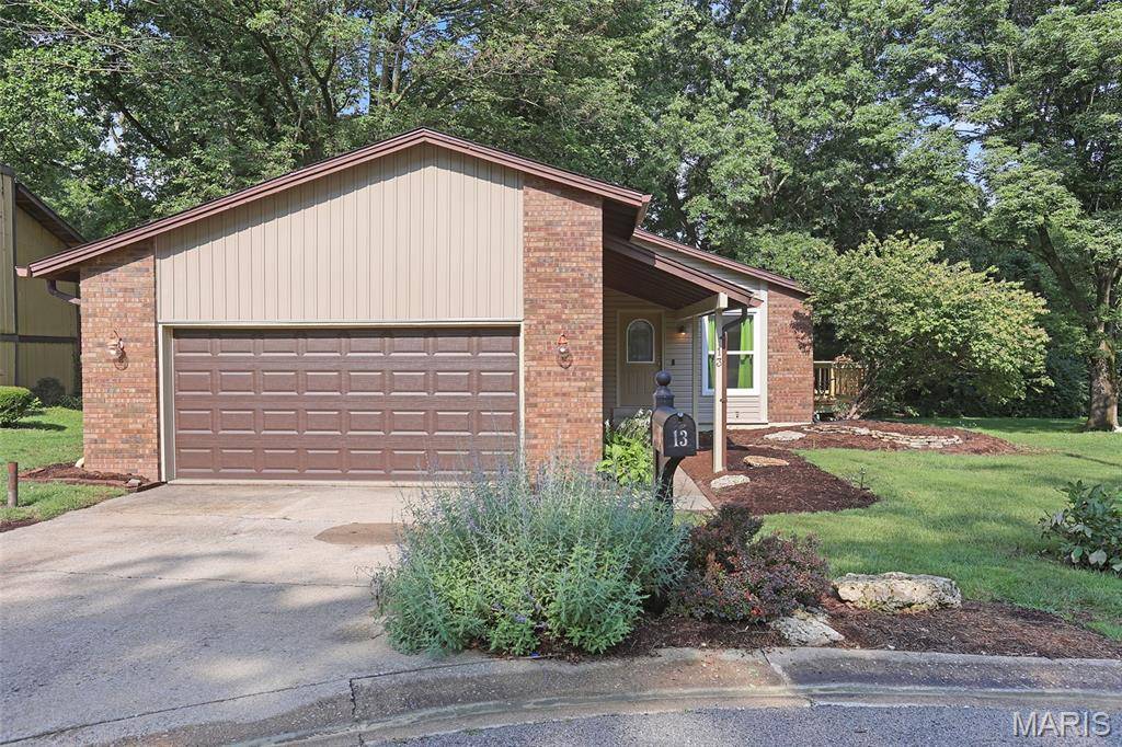 13 Dogwood LN, Glen Carbon, IL 62034