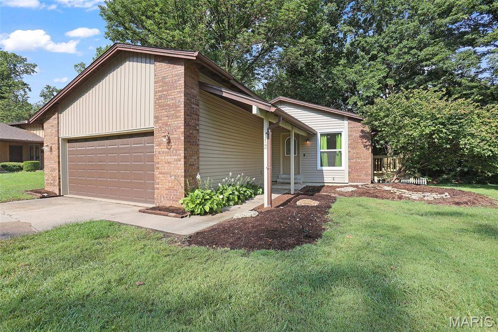 13 Dogwood LN, Glen Carbon, IL 62034
