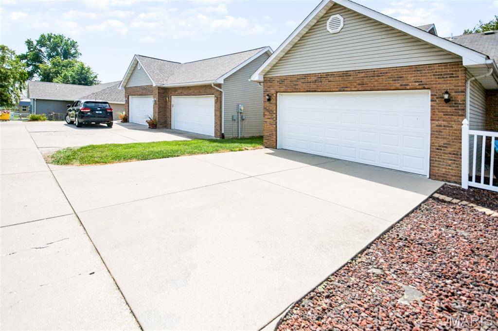 1003 Angela CT, Jerseyville, IL 62052