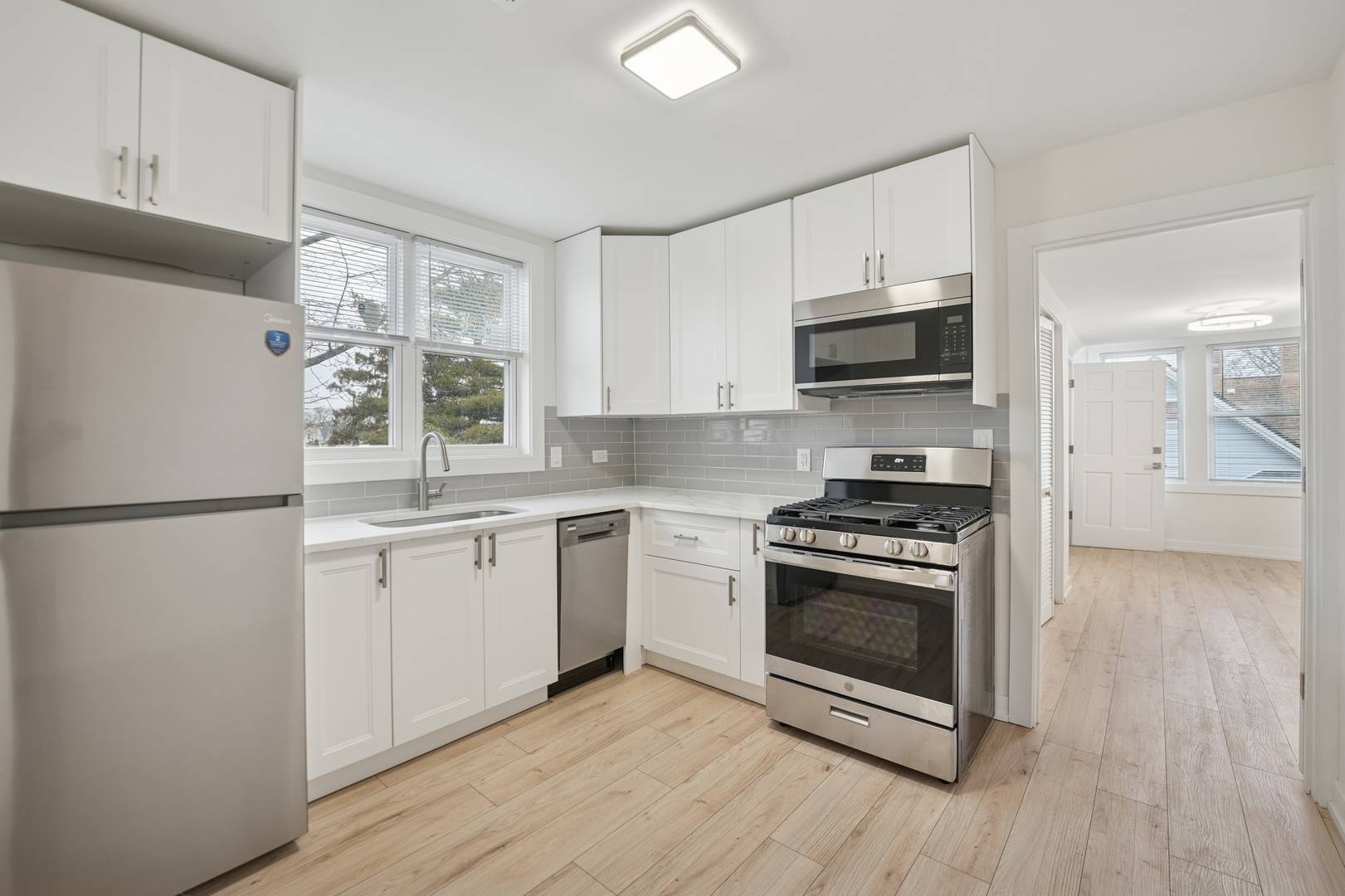 4954 W Byron ST, Chicago, IL 60641