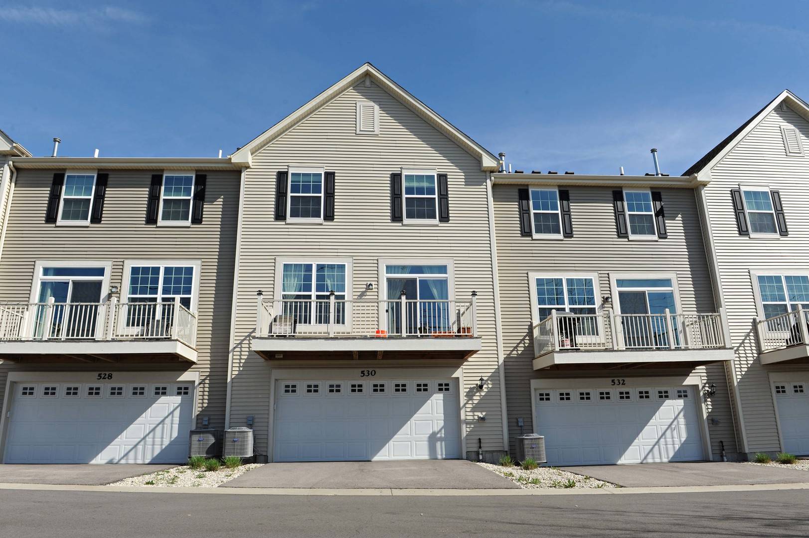 530 Cimmaron CIR, Crystal Lake, IL 60012