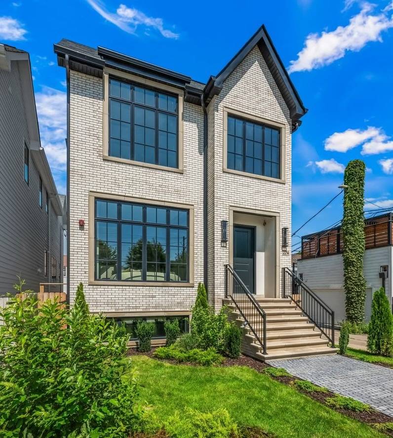 2214 W Oakdale AVE, Chicago, IL 60618