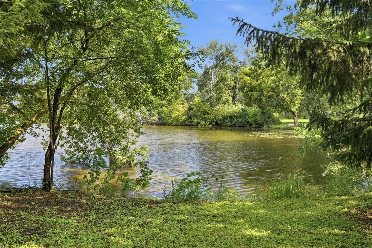 641 Clover RD, Wauconda, IL 60084