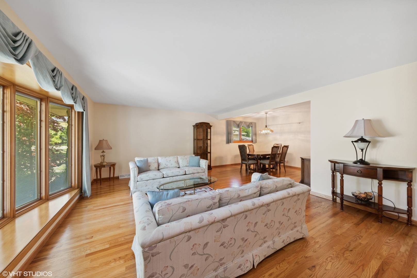 1807 N Larch DR, Mount Prospect, IL 60056