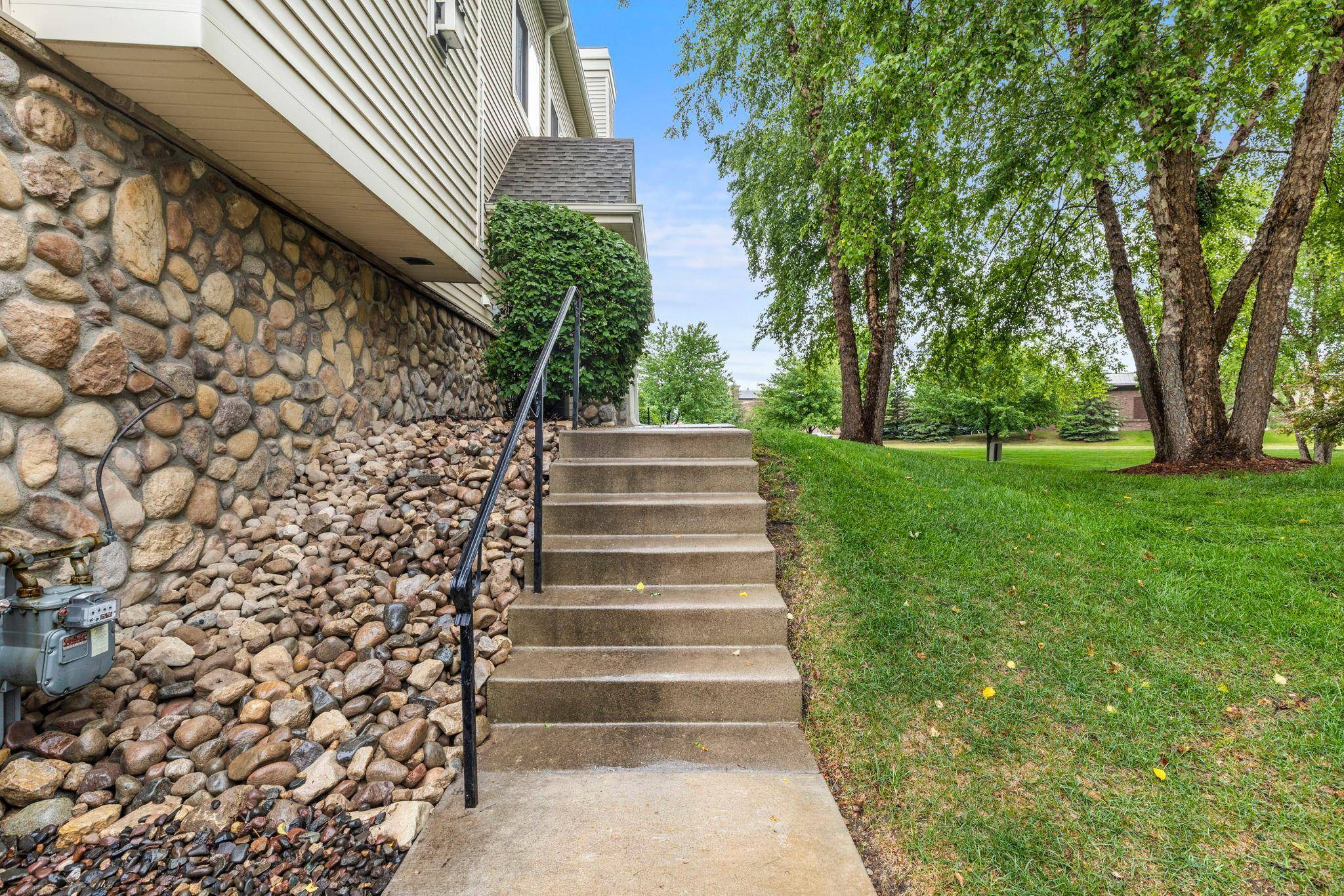 2177 Eagle Trace LN, Saint Paul, MN 55129