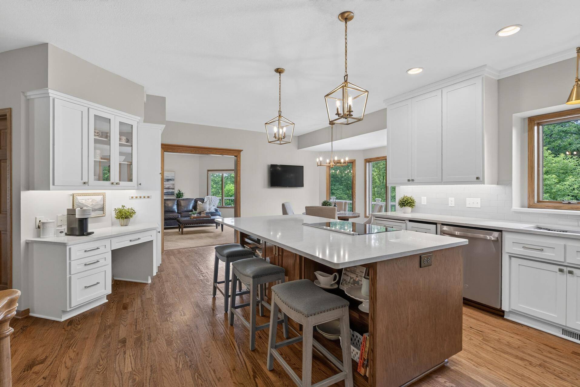 815 Promontory PL, Eagan, MN 55123