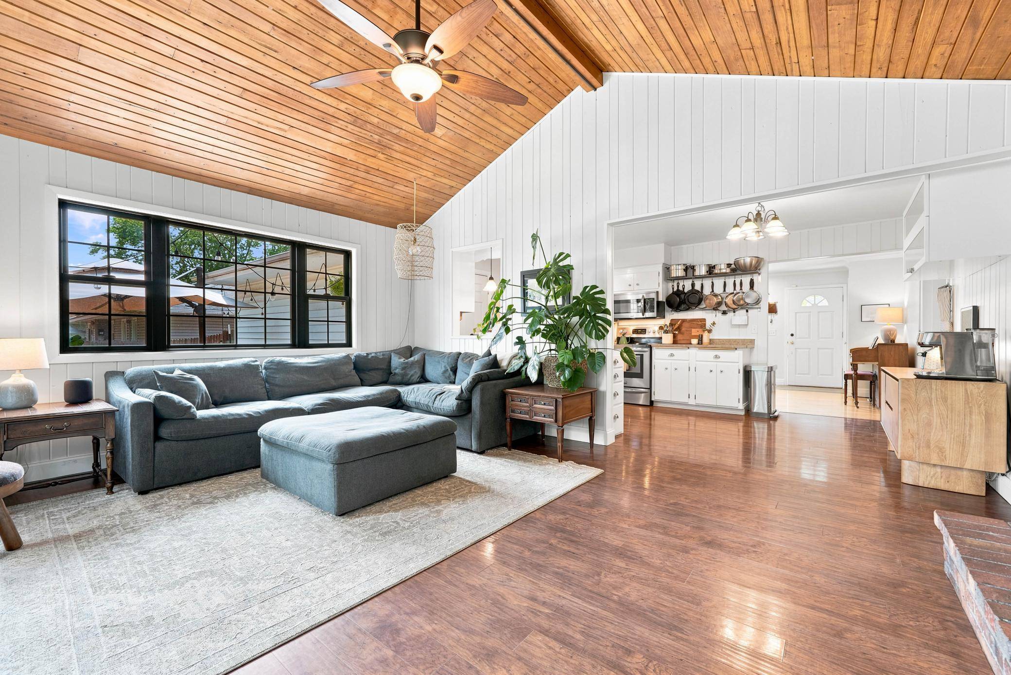 301 Walnut LN, Apple Valley, MN 55124