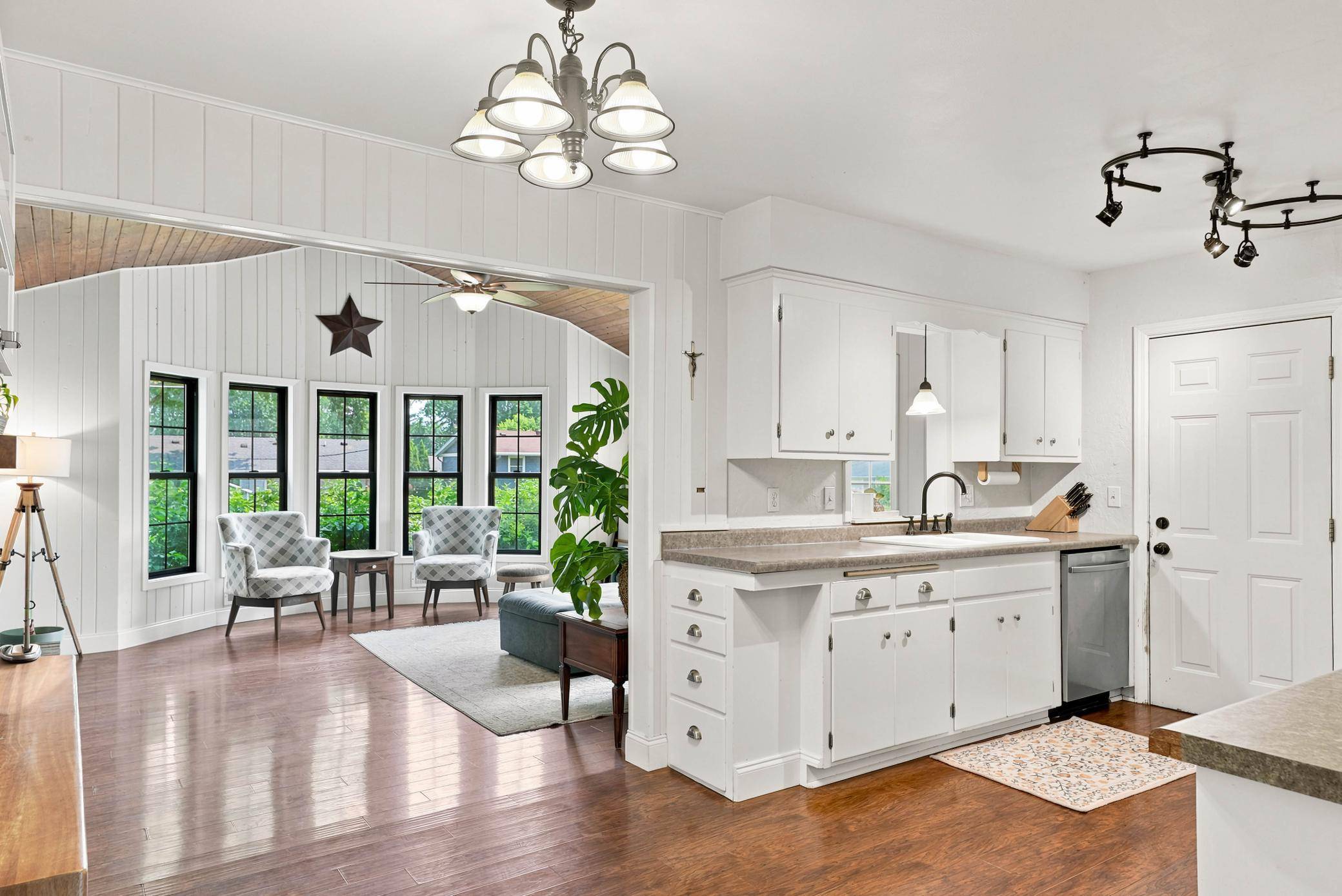 301 Walnut LN, Apple Valley, MN 55124