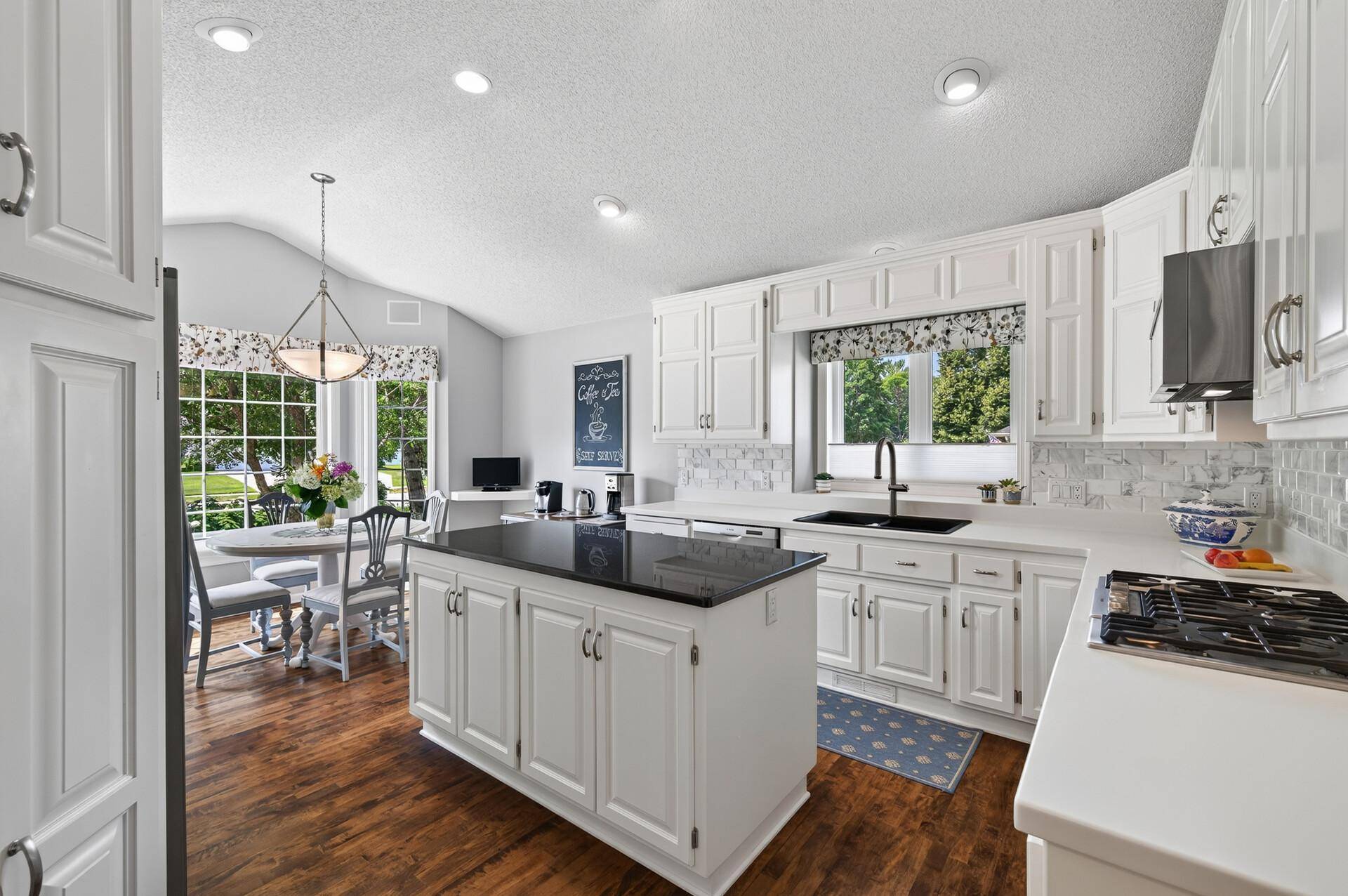 10421 Shelter GRV, Eden Prairie, MN 55347